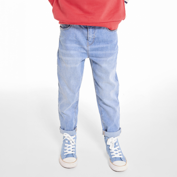 بنطلون جينز بقصة مستقيمة باللون الأزرق الباهت بقصة مسنقيمة